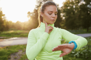 Fréquence cardiaque au repos : valeurs normales et comment la mesurer